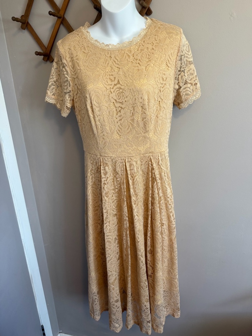 Dress Tells Beige Peach Lace Short Sleeve Midi Dress L fits medium